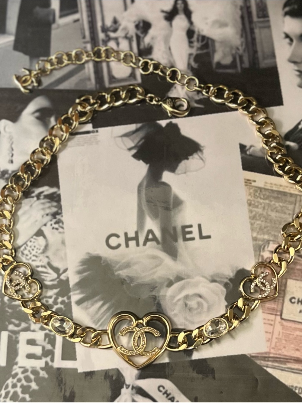 CHANEL Gold Heart-Link choker Necklace with Interlocking CC Motif